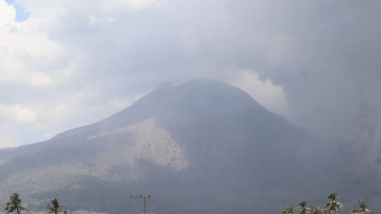 Gunung Lewotobi Laki-laki Erupsi Pagi Ini, Warga Diminta Menjauh