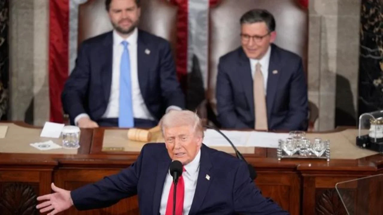 Presiden Amerika Serikat Donald Trump menyampaikan pidato kenegaraan di hadapan sidang gabungan Kongres di Gedung Capitol, Washington, Selasa (24/2/2026). (Dok. AP/Mark Schiefelbein)