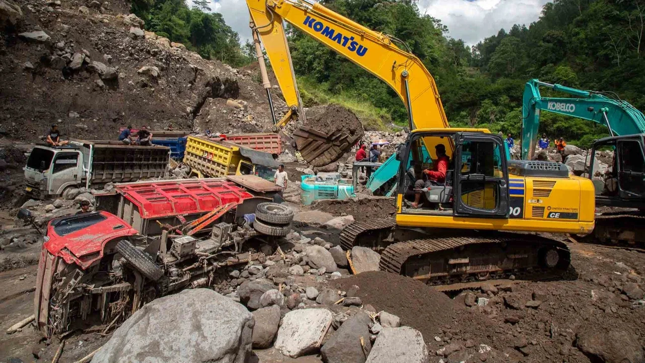 Beberapa alat berat dikerahkan untuk mengevakuasi puluhan truk yang terkubur di pasir setelah banjir lahar dingin dari Gunung Merapi di Sungai Senowo di Magelang, Jawa Tengah, Rabu (04/03/20026).