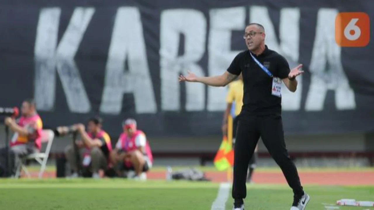 Aksi pelatih Borneo FC Samarinda, Fabio Lefundes saat memimpin timnya menjalani laga tandang di markas Persita Tangerang, Indomilk Arena dalam laga pekan ke-17 BRI Super League 2025/2026, Jum
