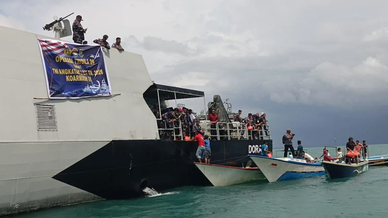 Operasi Trisila-26 Hadirkan Keamanan dan Kepedulian, TNI AL Sebar Sembako untuk Nelayan Pesisir Aru