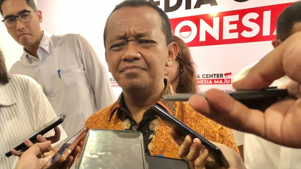 Menteri Investasi/Kepala BKPM Bahlil Lahadalia di Media Center Pro Pemerintah di Jalan Diponegoro No 15A, Menteng, Jakarta Pusat, Senin (4/12/2023). Bahlil mengungkapkan mengenai rencana pembukaan kembali TikTok Shop. (Tira/Liputan6.com)