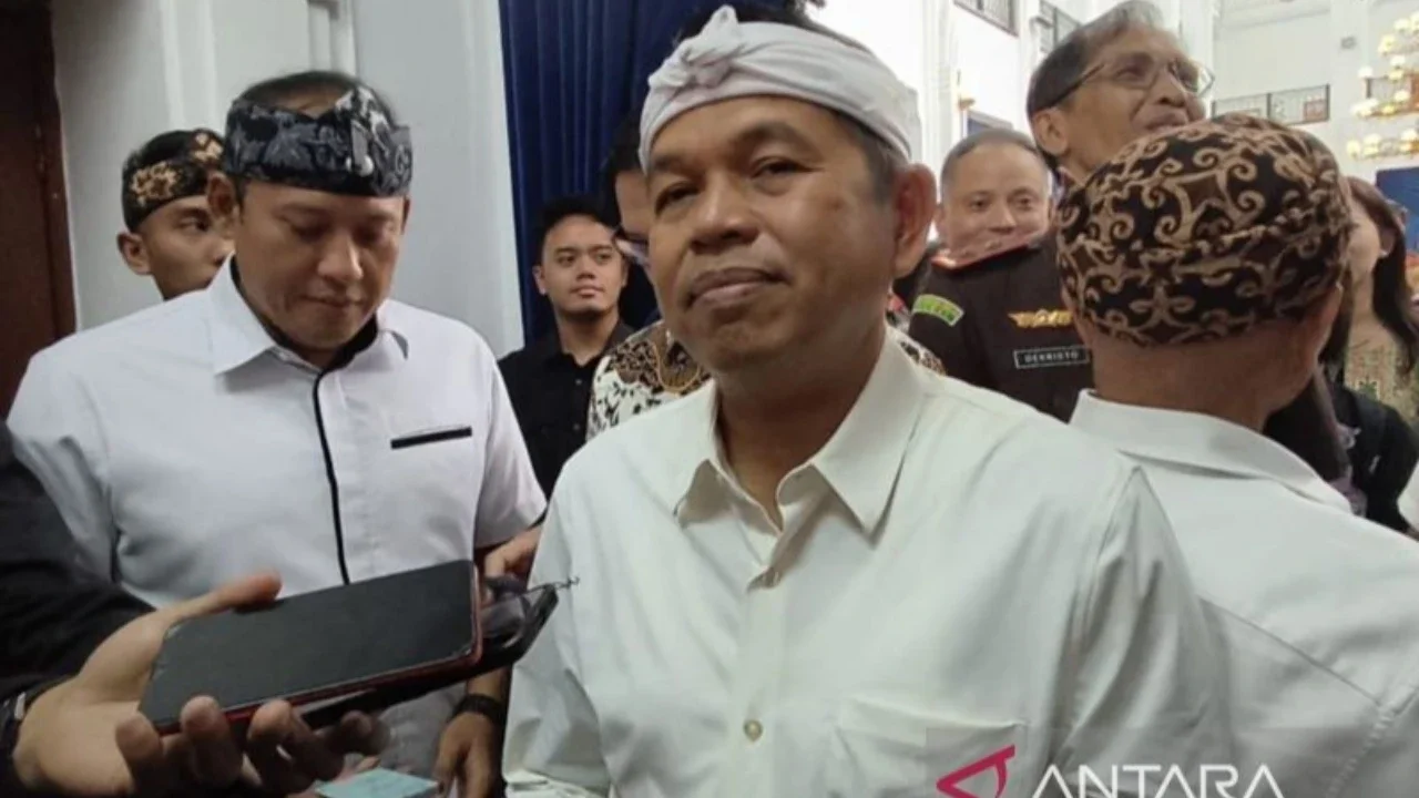 Gubernur Jawa Barat Dedi Mulyadi menegaskan kebijakan Larangan Siswa Bawa Motor ke sekolah tidak berlaku seragam, memberikan pengecualian bagi daerah terpencil. Dinas Pendidikan Jawa Barat akan memberlakukan aturan ini pada tahun ajaran baru 2026/2027.