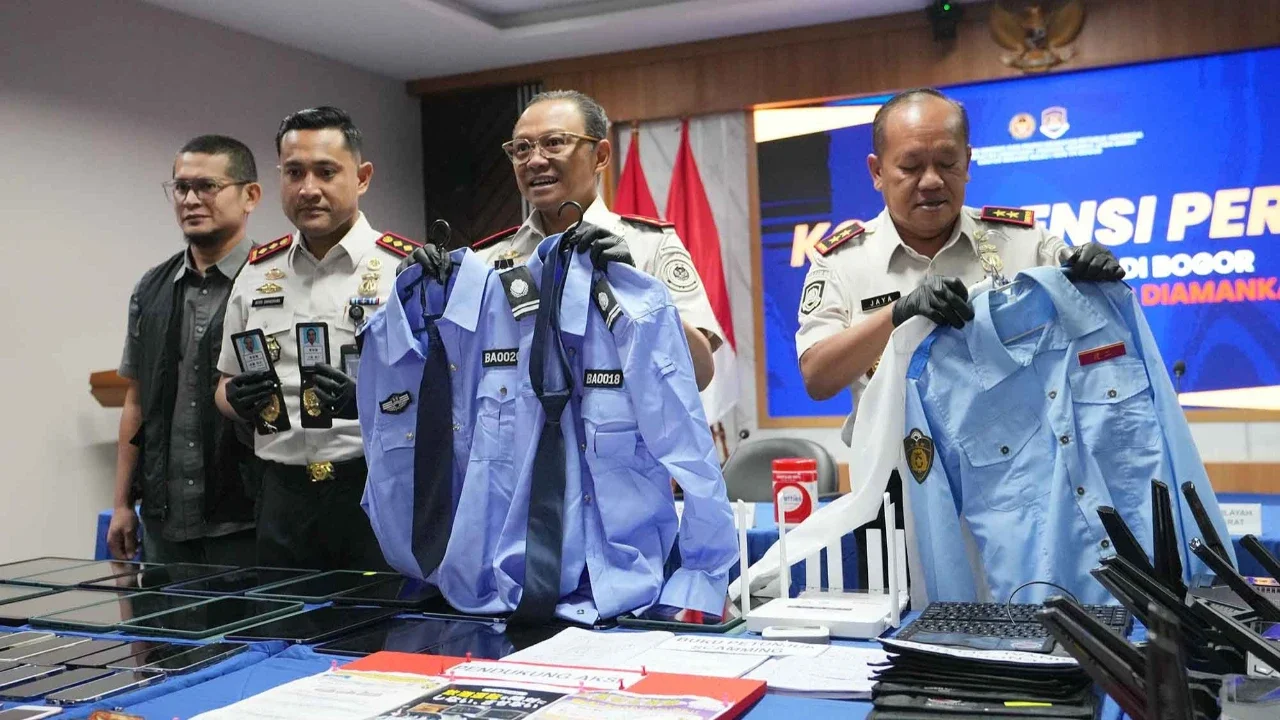 Petugas Imigrasi menunjukkan barang bukti yang disita dari warga negara Jepang yang diduga terlibat dalam sindikat penipuan daring, saat konferensi pers di Bogor, Indonesia, Rabu (04/03/2026).