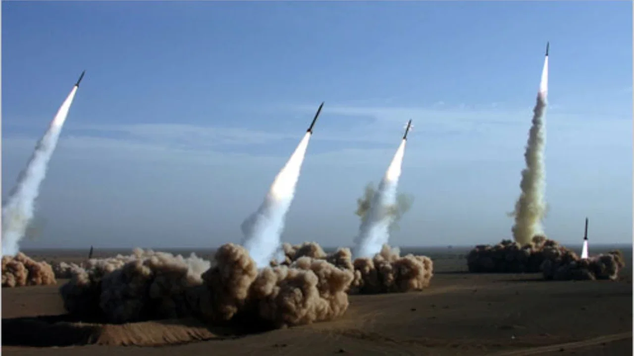 Rudal Iran yang diluncurkan ke Israel.