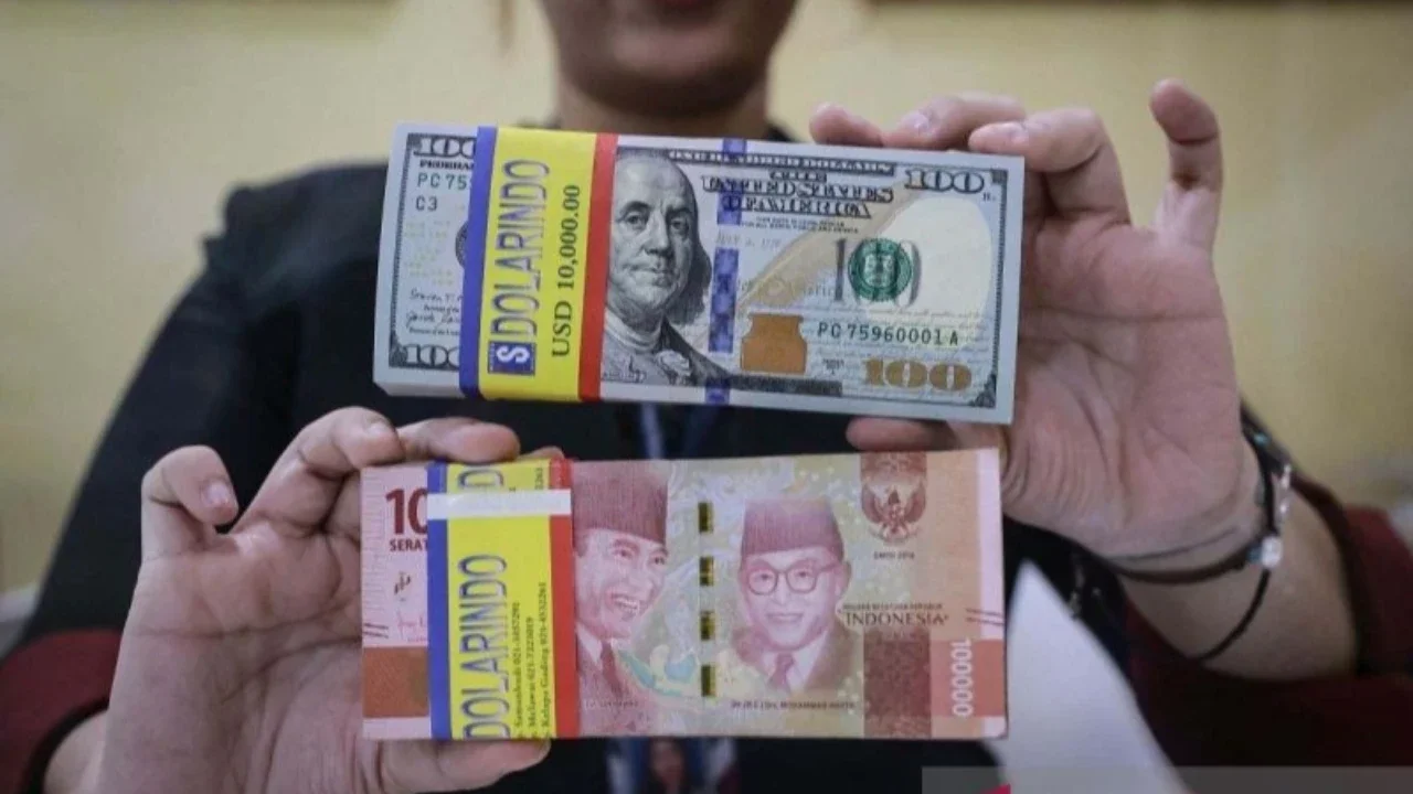 Rupiah Keok Hampir Sentuh Rp17.000 per USD, Dipicu Tensi Perang Israel-Iran dan Fitch Rating