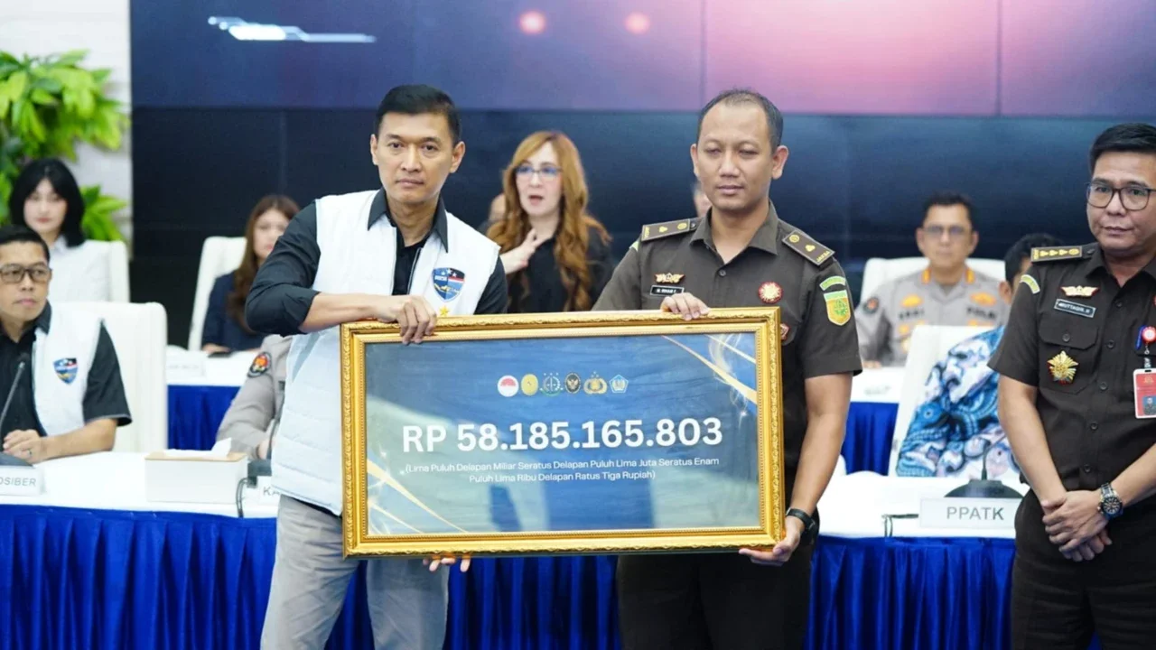 Direktorat Tindak Pidana Siber Bareskrim Polri menyerahkan hasil eksekusi aset tindak pidana pencucian uang yang berasal dari aktivitas perjudian online kepada Kejaksaan Agung RI dengan total nilai Rp58,18 miliar di Gedung Awaloedin Djamin Bareskrim Polri, Jakarta, Kamis (5/3/2026).