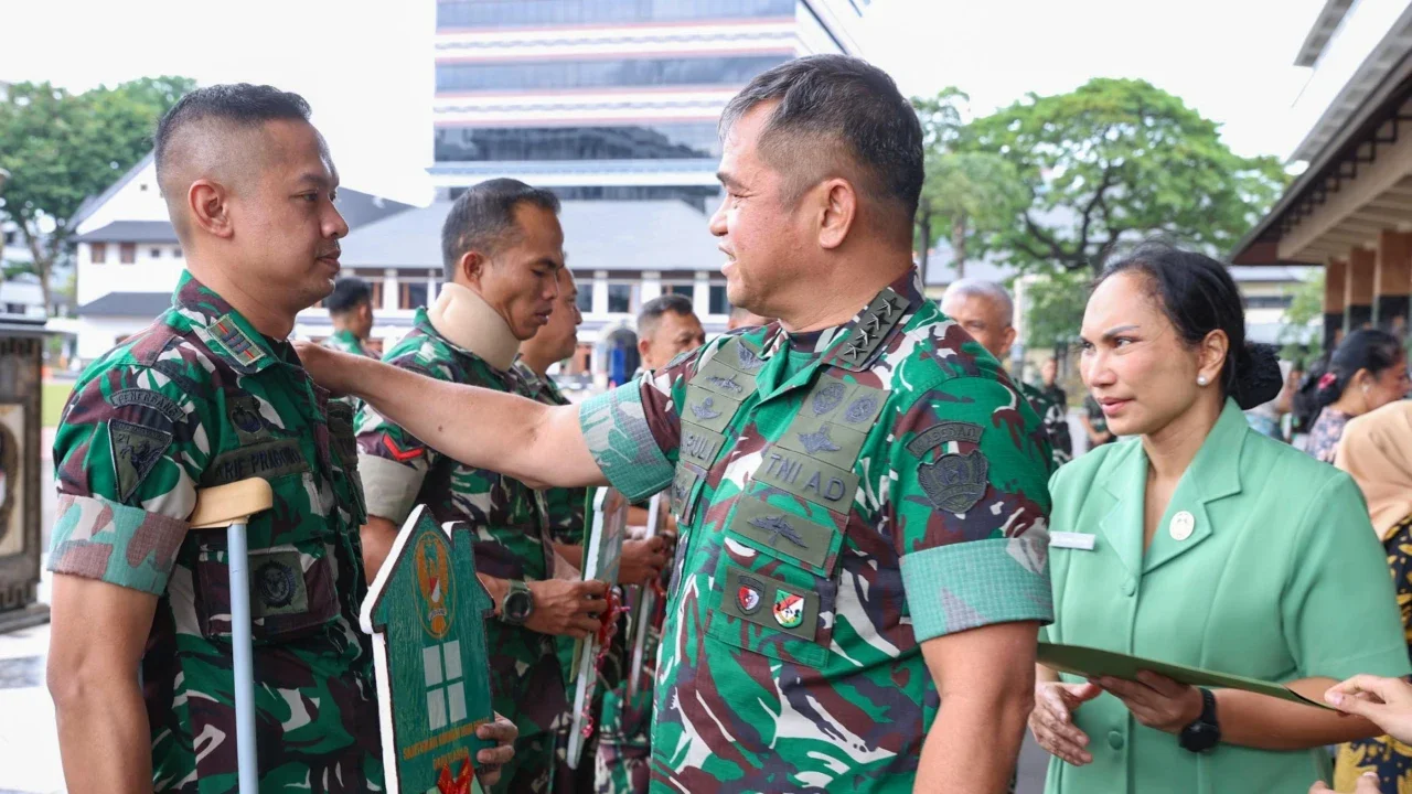 Kasad Maruli Simanjuntak menyerahkan bantuan rumah non dinas kepada ahli waris prajurit gugur serta prajurit penyandang cacat akibat tugas di Mabes TNI AD Jakarta.