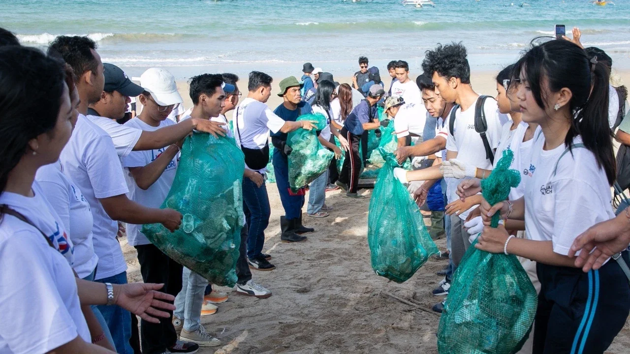 BRI Peduli Ajak Masyarakat Bersih-bersih Pantai untuk Lingkungan Berkelanjutan di Pantai Kedonganan Bali