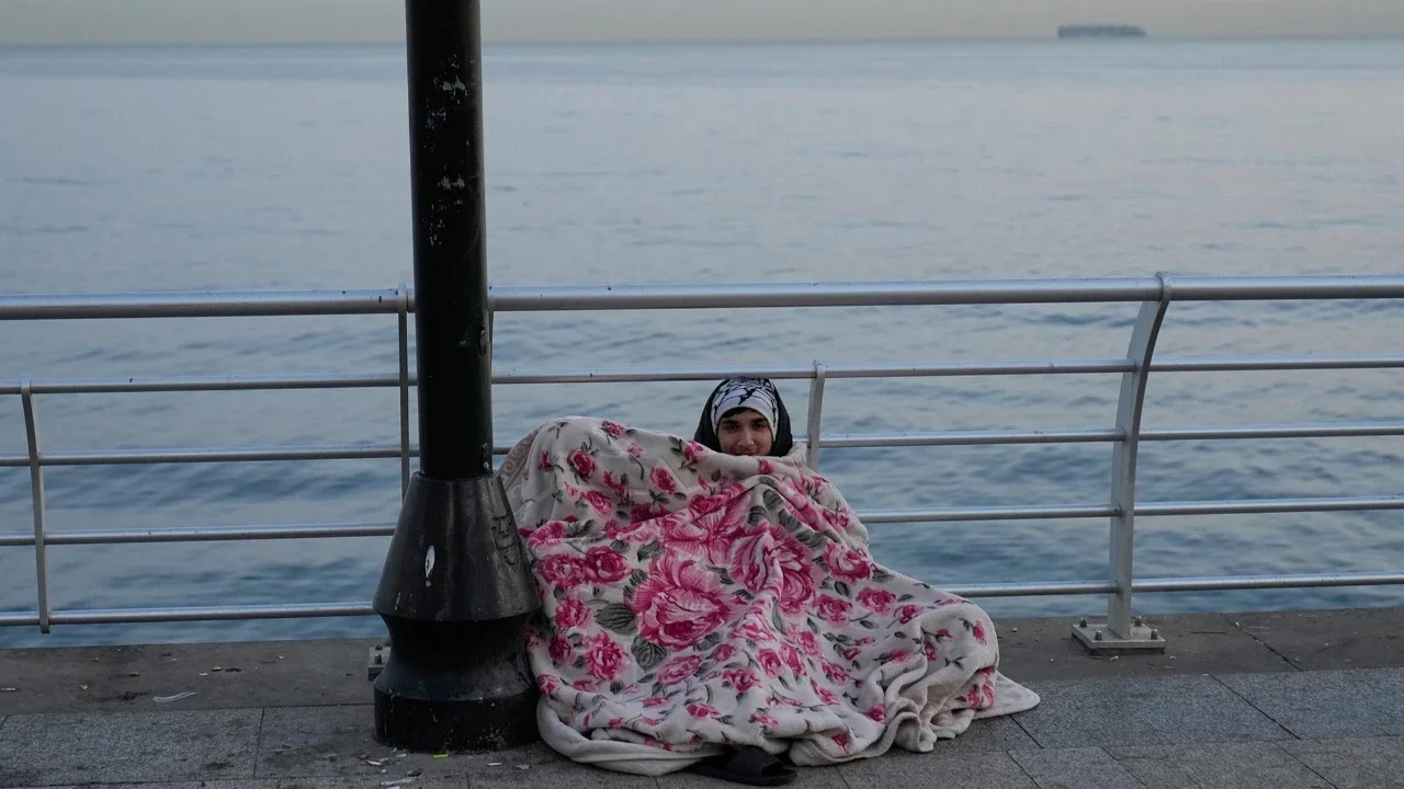 Para pengungsi yang melarikan diri dari serangan udara Israel di pinggiran selatan Beirut, Dahiyeh, duduk di tepi pantai Beirut, Lebanon, Jumat, (06/03/2026).