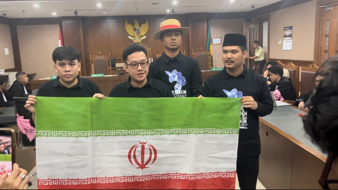 Bendera Palestina Berkibar dan Desakan Prabowo Keluar dari BoP Warnai Sidang Vonis Delpedro Cs