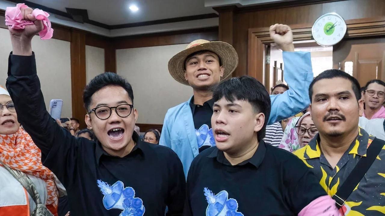 Para terdakwa kasus dugaan dugaan penghasutan terkait demonstrasi yang berujung kerusuhan antara 25-30 Agustus 2025 yakni: Delpedro Marhaen Rismansyah, Khariq Anhar, Muzaffar Salim dan Syahdan Husein  di Pengadilan Negeri Jakarta Pusat di Jakarta,  Jumat (06/03/2026).