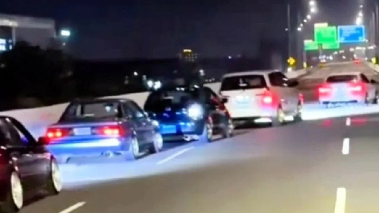 Direktorat Lalu Lintas Polda Metro Jaya memberikan teguran kepada pengemudi yang melakukan atraksi zig-zag di Tol Becakayu, Jakarta Timur. Polisi Tegur Pengemudi Zig-zag Tol Becakayu karena aksinya dianggap membahayakan dan meresahkan masyarakat.