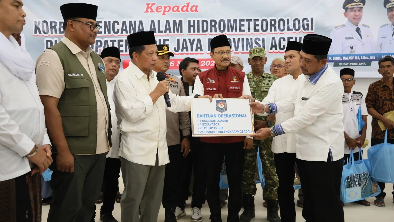 Mendagri dan Mensos Serahkan Bansos Tahap Pertama Hampir Rp900 Miliar kepada Masyarakat Terdampak Bencana