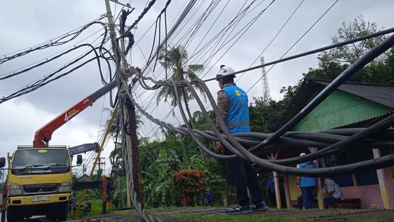 Dampak Angin Kencang di Batang, 20 Titik Gangguan Jaringan Listrik dan 44 Tiang Listrik Patah