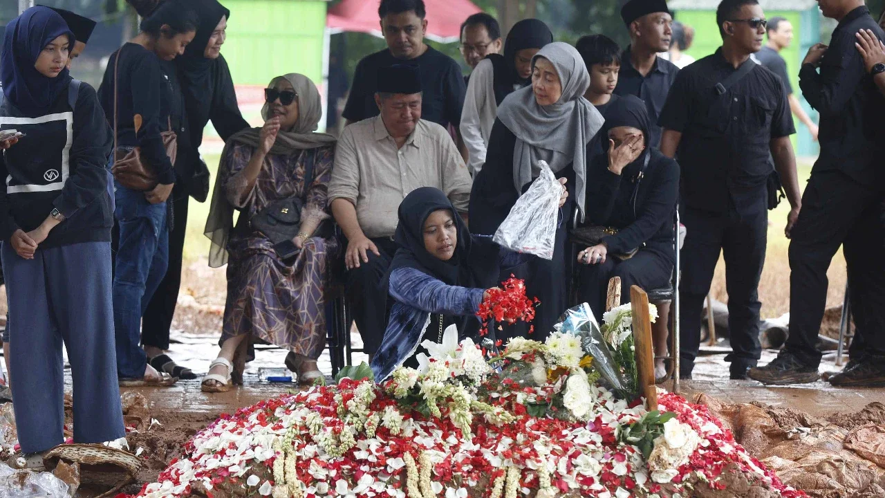 Orang tua mendiang Vidi saat pemakaman Vidi Aldiano di Tempat Pemakaman Umum (TPU) Tanah Kusir, Jakarta Selatan, Minggu (08/03/2026).
