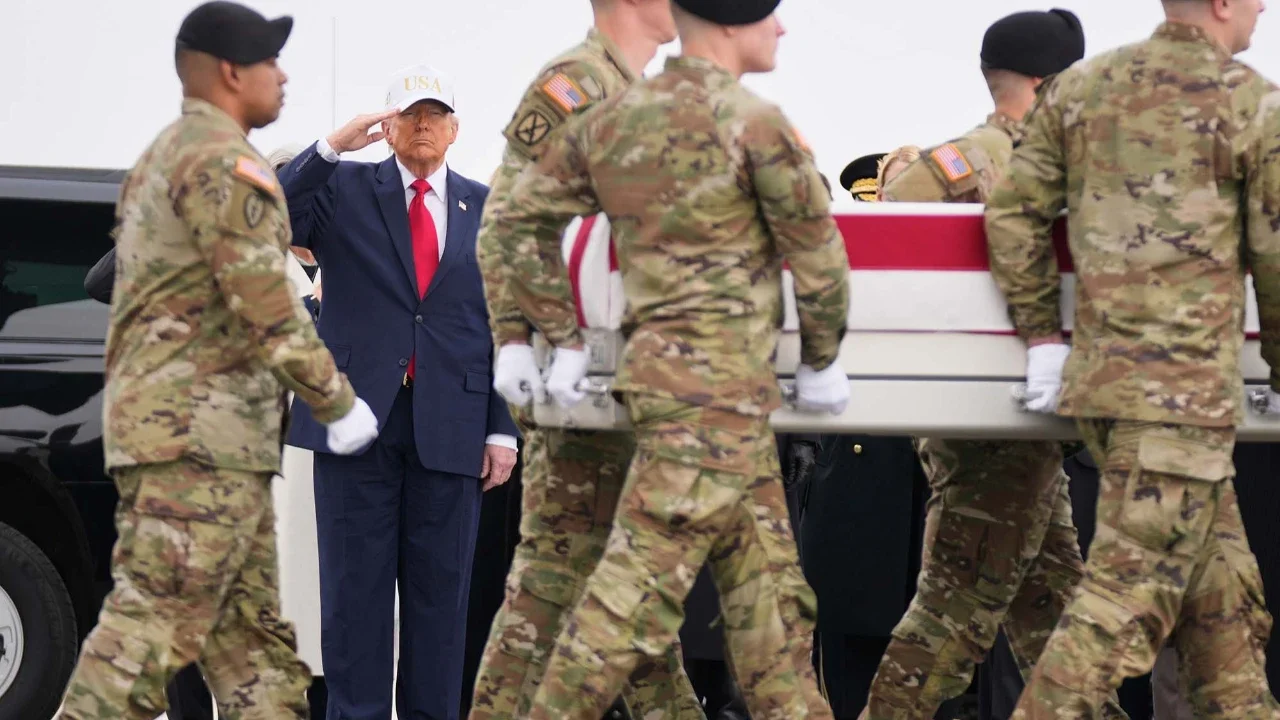 Presieden Donald Trump memberikan penghormatan saat peti jenazah Mayor Cadangan Angkatan Darat AS Jeffrey O’Brien yang tewas dalam serangan pesawat tak berawak di Kuwait dibawa oleh tim pengangkut Angkatan Darat saat proses pemulangan korban di Pangkalan Angkatan Udara Dover, Delaware, Sabtu 7 Maret 2026.
