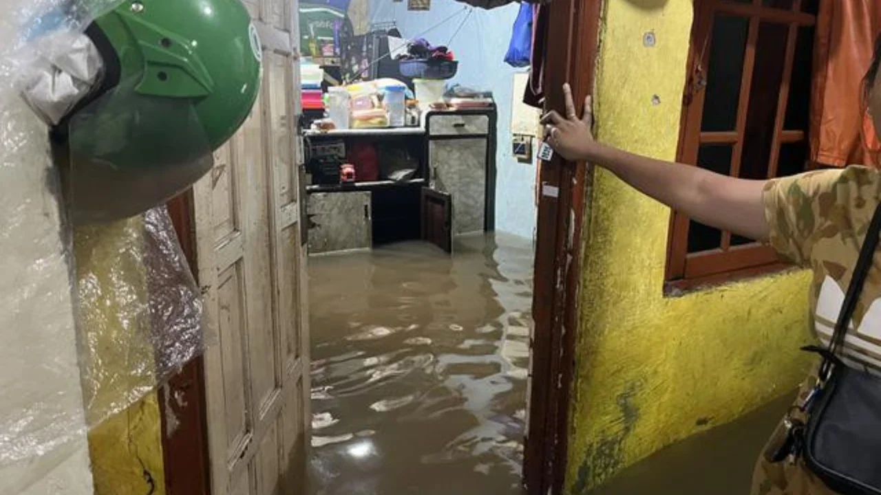 Banjir merendam permukiman warga di kawasan Bendungan Hilir (Benhil), Jakarta Pusat. (Liputan6.com/Winda Nelfira)