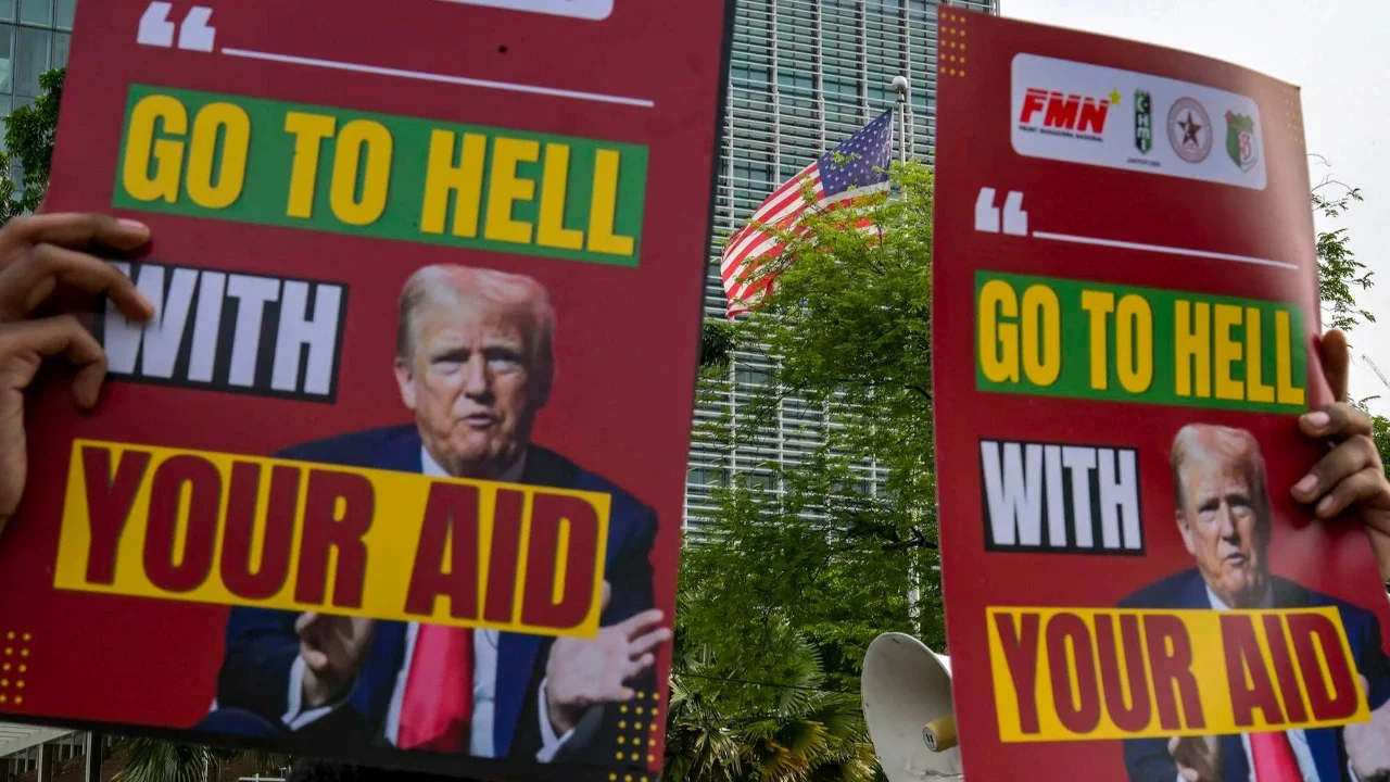 Mahasiswa yang tergabung dalam Gerakan Mahasiswa Nasional Indonesia (GMNI) menggelar aksi unjuk rasa didepan Kedutaan Besar Amerika Serikat, Jakarta Pusat, Selasa (03/03/2026).