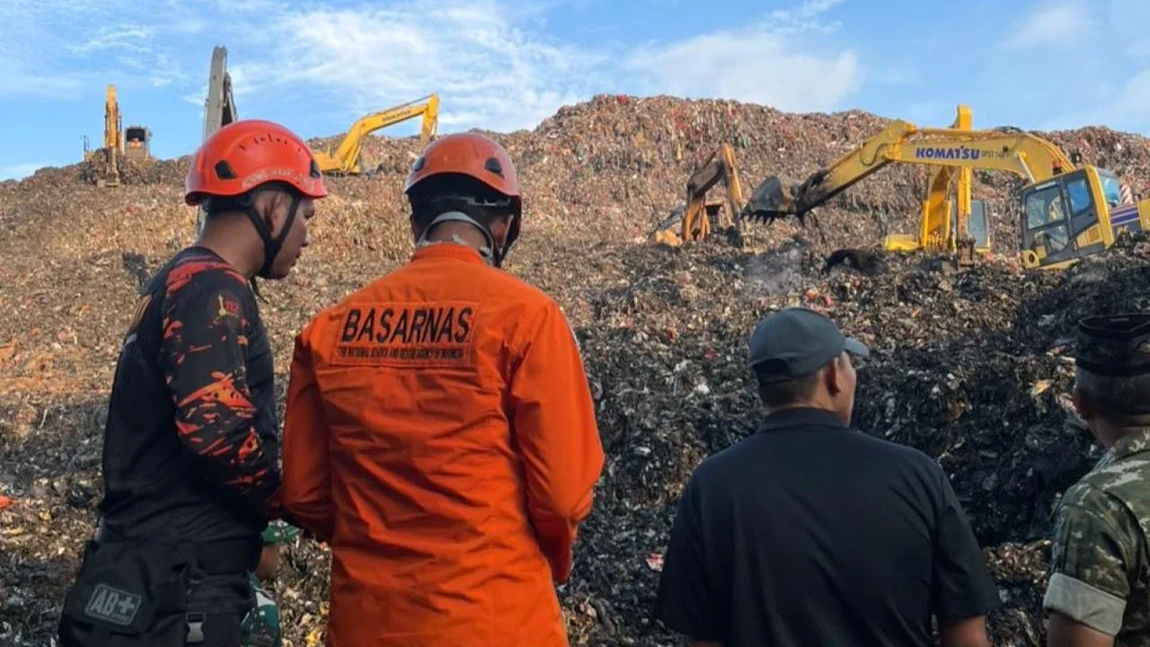 Gunung Sampah Bantargebang Longsor 3 Orang Tewas Tertimbun