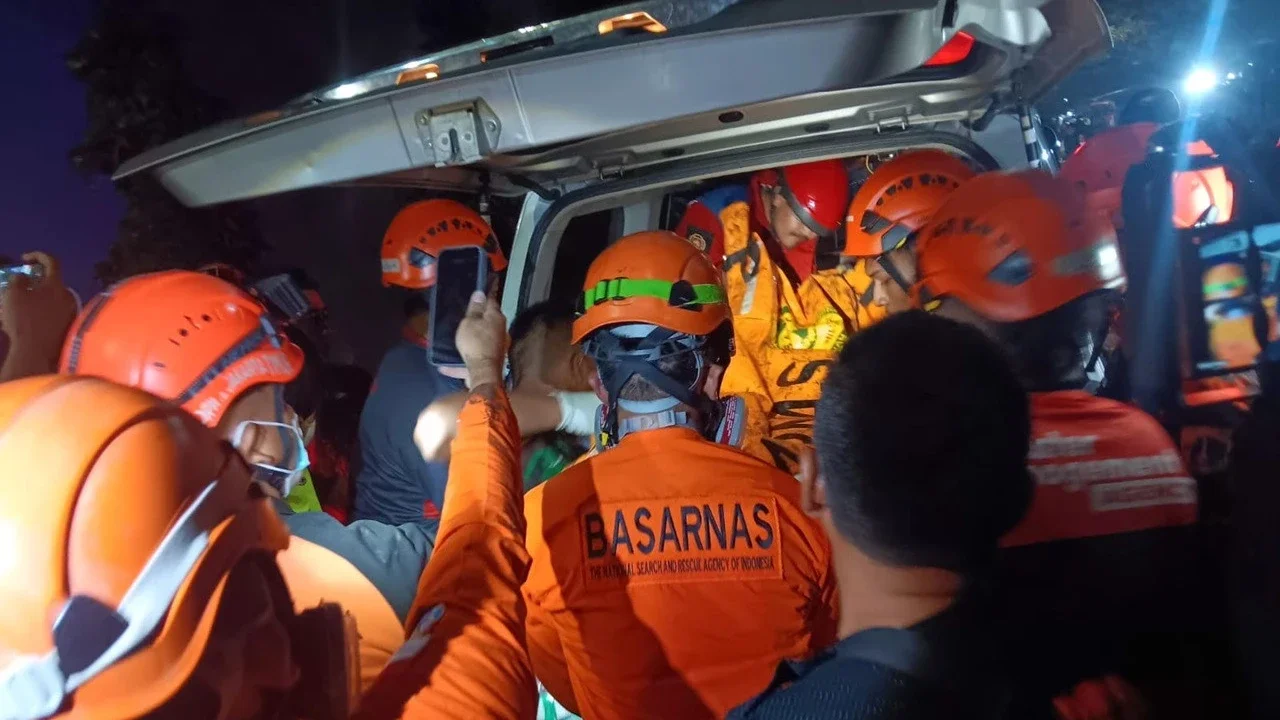Momen Tim SAR Berjibaku Evakuasi Korban Longsor Bantargebang, Empat Orang Ditemukan Meninggal Dunia