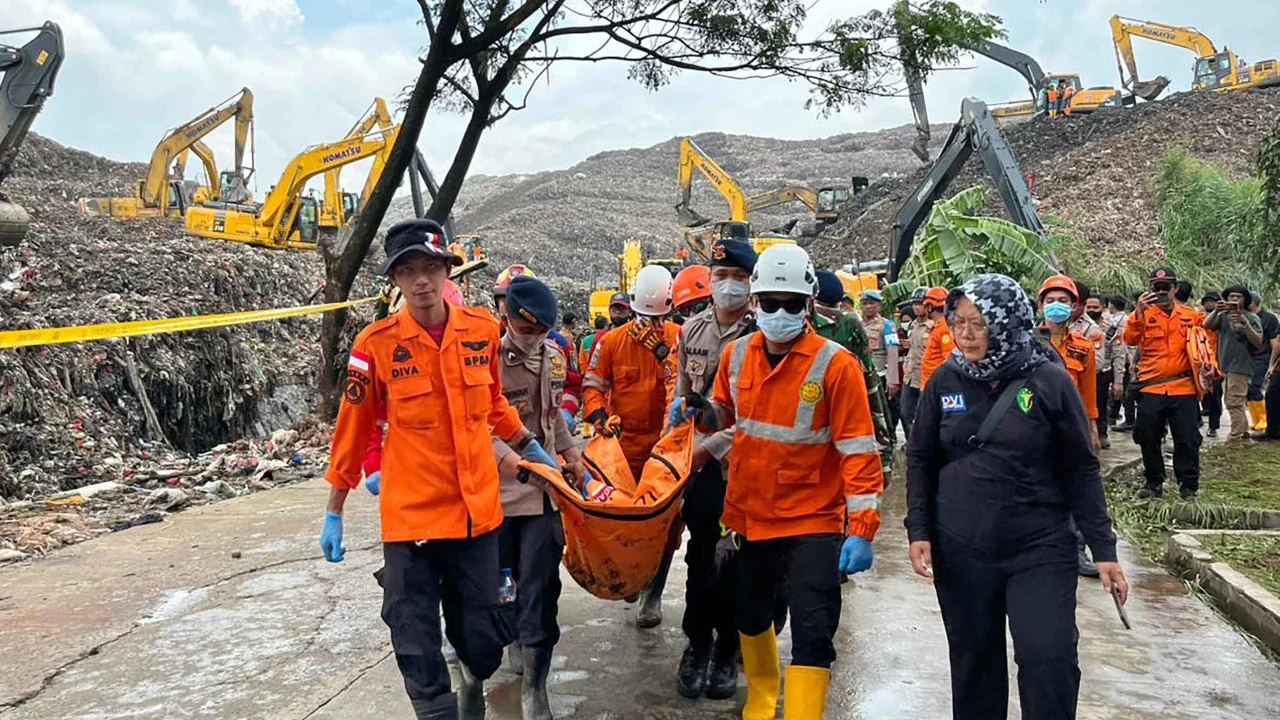 Tim SAR Gabungan dan alat berat saat melakukan evakuasi korban longsor gunungan sampah di Tempat Pengolahan Sampah Terpadu (TPST) Bantargebang, Bekasi, Jawa Barat, Senin (9/3/2026).