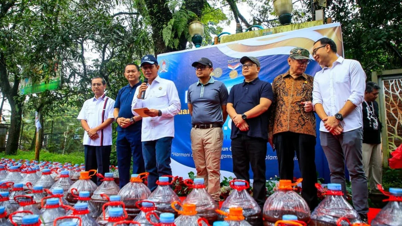 Kolaborasi Epik: Pilar, Menteri LH, dan Gemabudhi Tuang 10 Ribu Liter Ecoenzyme Pecahkan Rekor MURI di Sungai Jaletreng