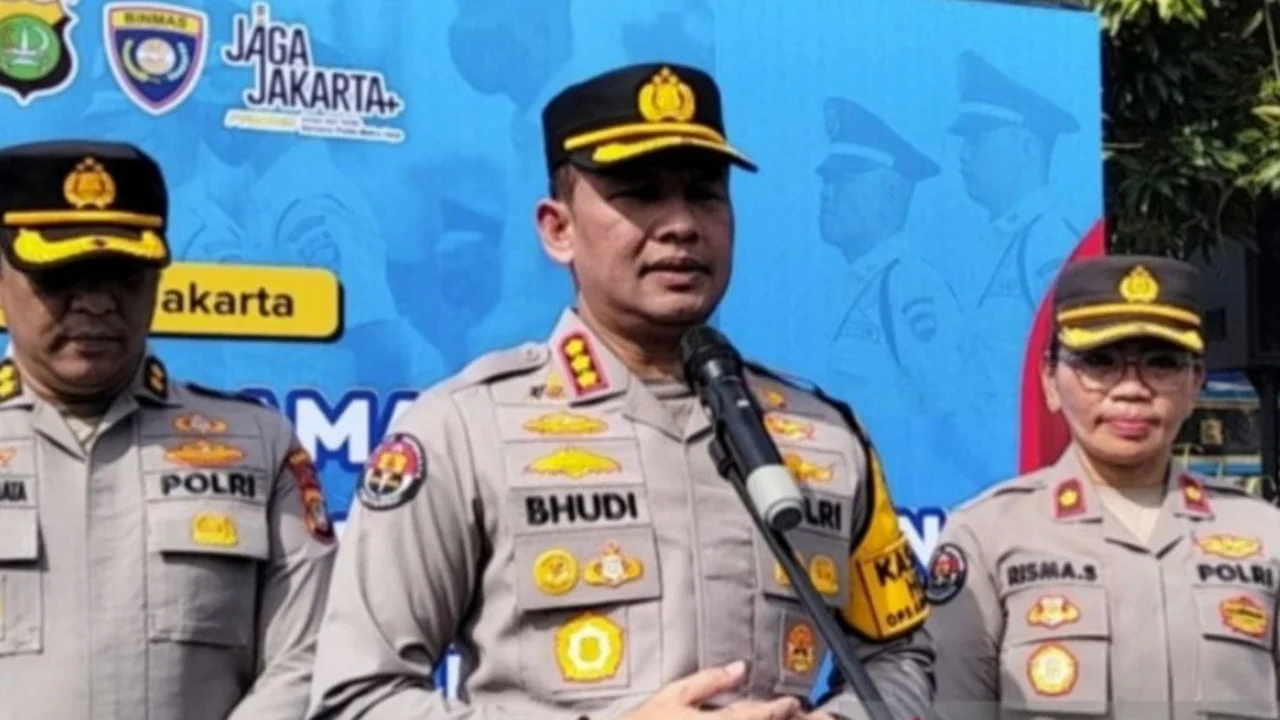 Kabid Humas Polda Metro Jaya Kombes Pol Budi Hermanto memberikan keterangan di Mapolda Metro Jaya, Jumat (28/11/2025). (Antara)