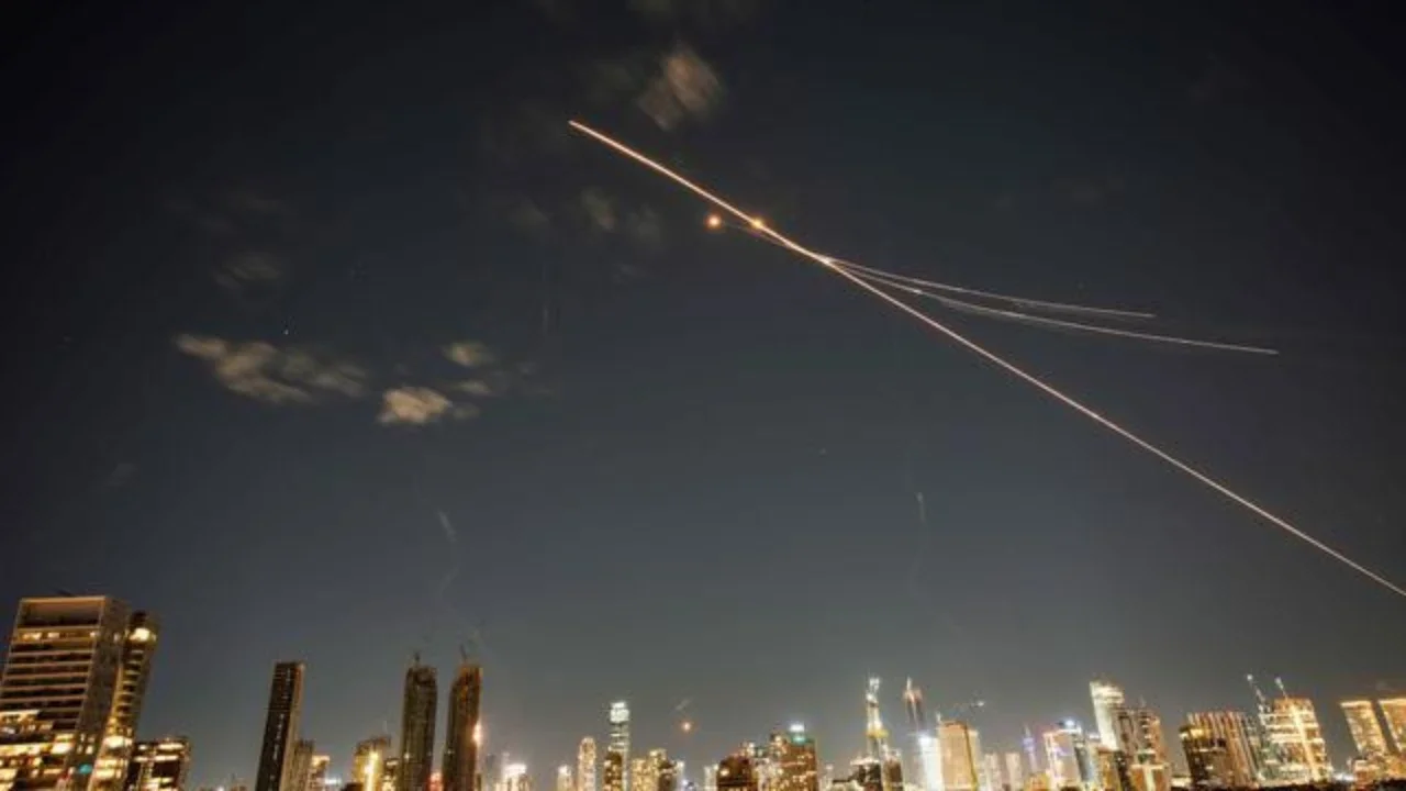 Serangan ke-30, Iran Kirim Drone dan Rudal Hipersonik Serta Balistik Targetkan AS-Israel