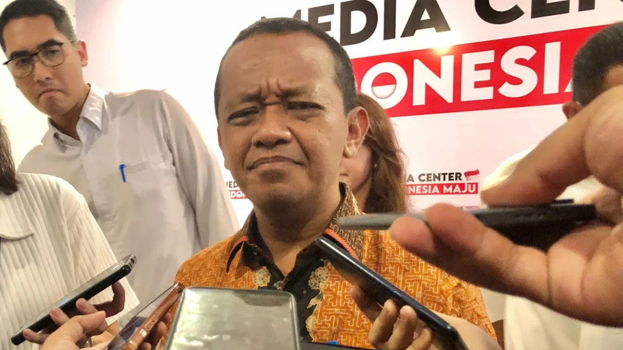 Menteri Investasi/Kepala BKPM Bahlil Lahadalia di Media Center Pro Pemerintah di Jalan Diponegoro No 15A, Menteng, Jakarta Pusat, Senin (4/12/2023). Bahlil mengungkapkan mengenai rencana pembukaan kembali TikTok Shop. (Tira/Liputan6.com)