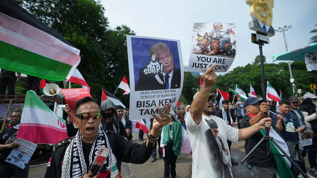 Para pengunjuk rasa meneriakkan slogan-slogan selama demonstrasi menentang serangan AS dan Israel terhadap Iran dan pembunuhan Pemimpin Tertinggi Iran Ayatollah Ali Khamenei, di luar Kedutaan Besar AS di Jakarta, Indonesia, Senin, (09/03/2026).
