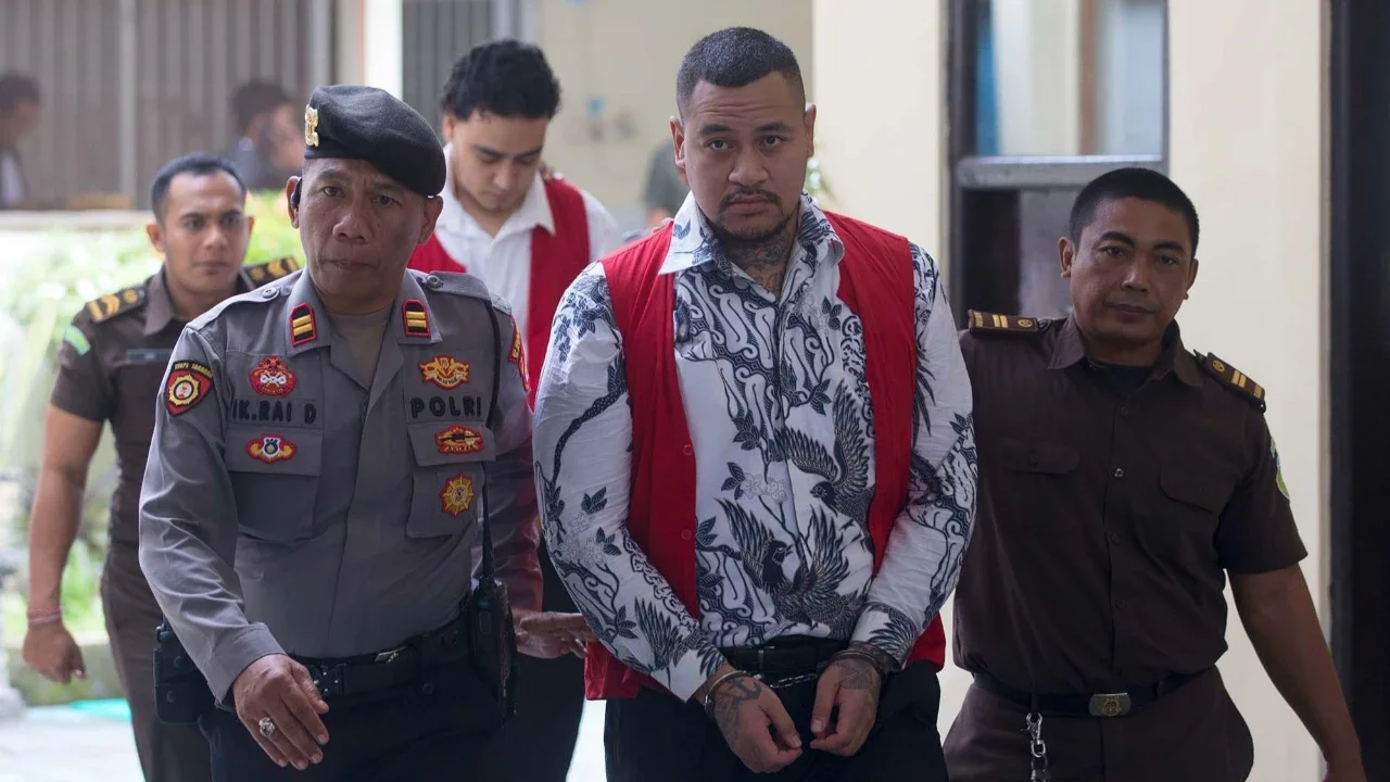 Warga negara Australia Paea I. Middlemore Tupou (tengah depan) dan Mevlut Coskun (belakang) tiba untuk mengikuti sidang vonis di Pengadilan Distrik Denpasar, Bali, Indonesia, Senin (9/3/2026).