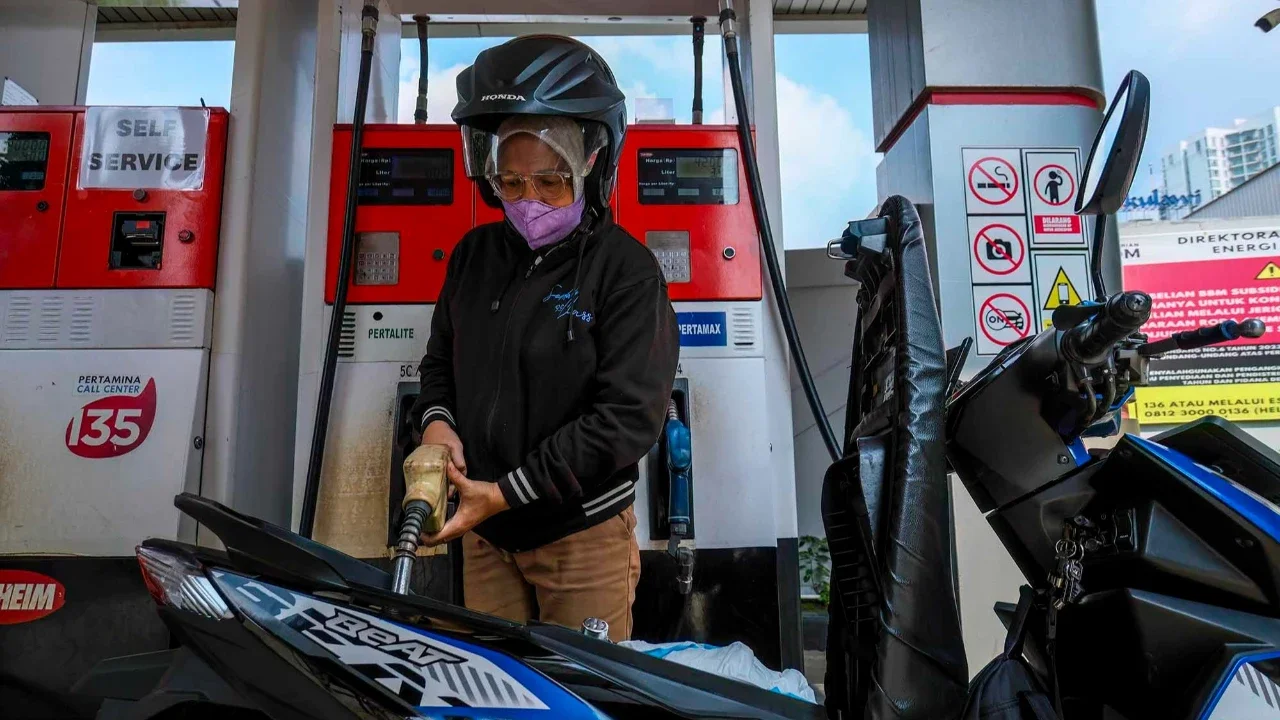 Para pengendara sepeda motor mengisi bahan bakar pertalite ke sepeda motor mereka di sebuah SPBU di Jakarta, Rabu (01/04/2026).