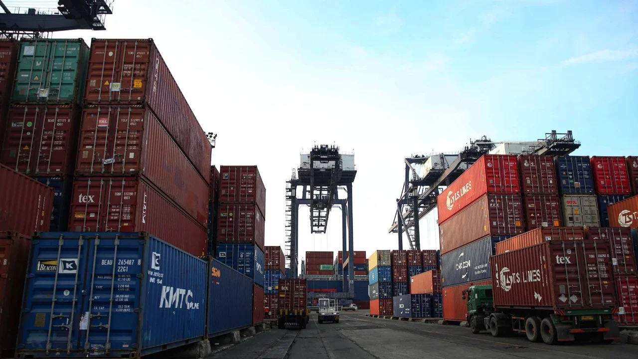 Aktivitas bongkar muat peti kemas di Jakarta International Container Terminal (JICT), Tanjung Priok, Jakarta, Sabtu (12/4/2025).