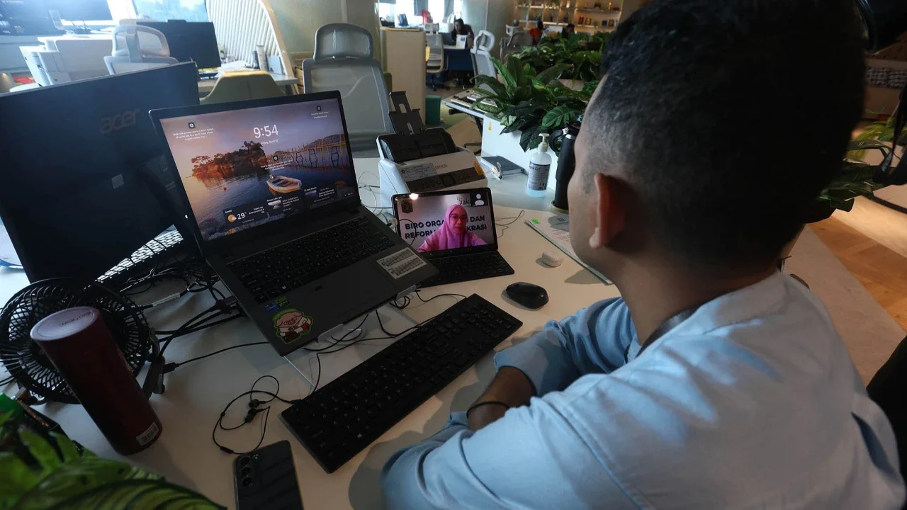 Pegawai negeri sipil (PNS)  melakukan video call dengan rekannya yang bekerja di rumah saat penerapan work from home (WFH) bagi aparatur sipil negara (ASN)  di Balaikota DKI, Jakarta,  Jumat (10/04/2026).