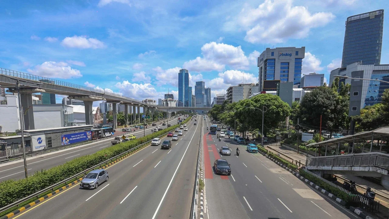 Pengendara bermotor melintasi ruas jalan ptotokol yang lengang di Jalan Gatot Subroto, Jakarta, Jumat (10/04/2026).