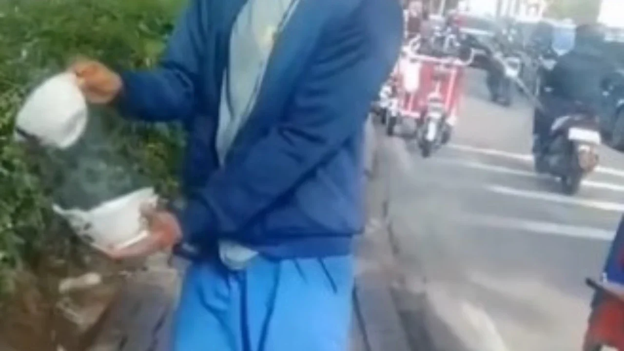 Aksi Brutal Bang Jago! Diduga Malak Tukang Bubur, Mangkuk Dagangan Dihancurkan
