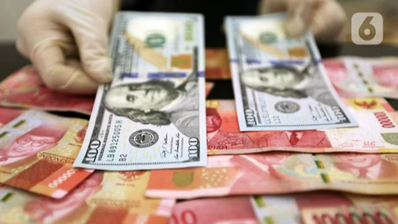 Teller tengah menghitung mata uang dolar AS di penukaran uang di Jakarta, Rabu (10/7/2019). Nilai tukar rupiah terhadap dolar Amerika Serikat (AS) ditutup stagnan di perdagangan pasar spot ha