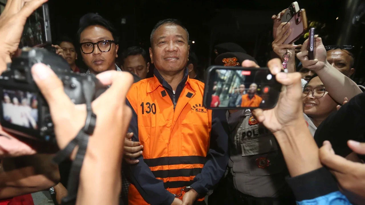 Bupati Tulungagung, Gatut Sunu Wibowo  dibawa petugas menuju mobil tahahan usai menjalani pemeriksaan intensif di Gedung Merah Putih Komisi Pemberantasan Korupsi (KPK), Jakarta, Minggu (12/4/2026) dini hari WIB.