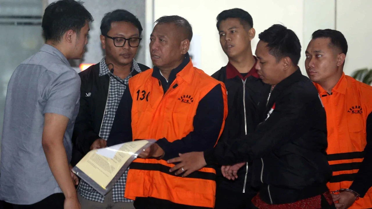 Bupati Tulungagung Pakai Rompi Oranye dan Jadi Tersangka Kasus Pemerasan: Mohon Maaf