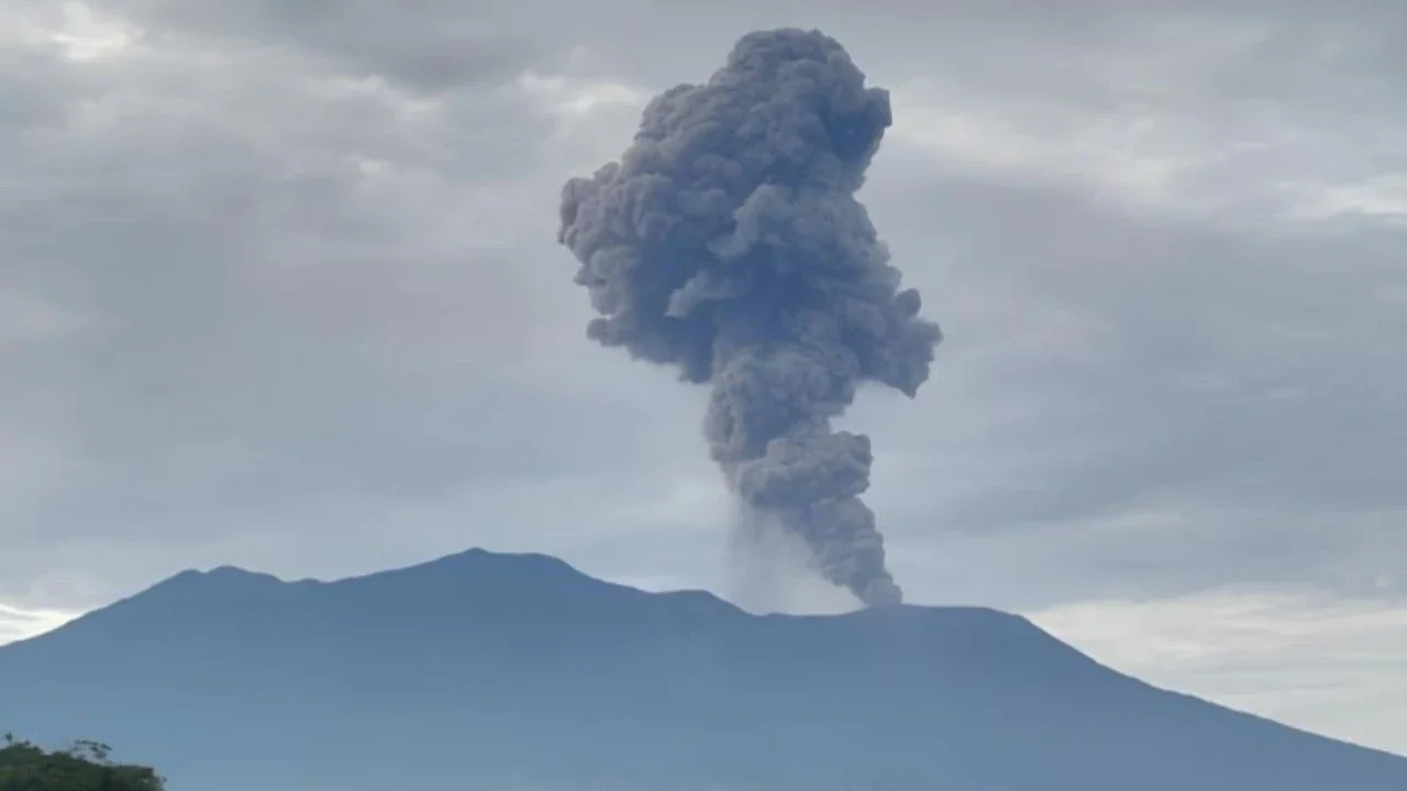Erupsi Gunung Marapi Semburkan Abu Vulkanik Setinggi 500 Meter