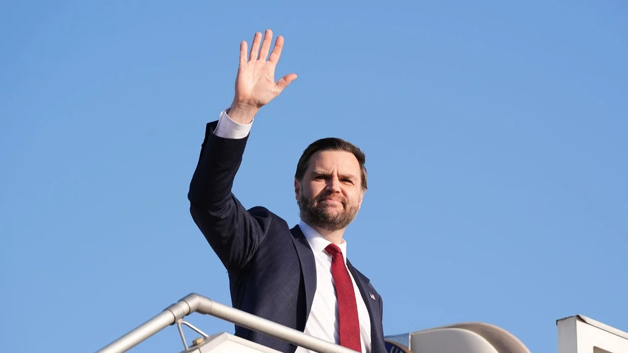 Wakil Presiden JD Vance melambaikan tangan saat naik ke pesawat Air Force Two setelah menghadiri pembicaraan tentang Iran di Islamabad, Pakistan, Minggu (12/04/2026).