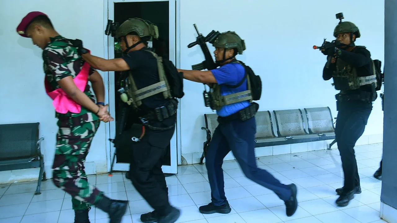 Simulasi kesiapsiagaan prajurit Korps Marinir di Mako Pasmar 1, Cilandak, Jakarta Selatan, Minggu (12/04)/2026.
