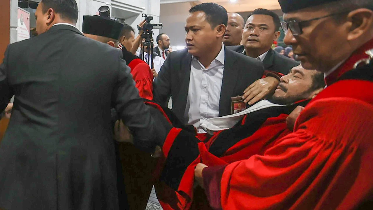 Mantan Ketua MK Anwar Usman jatuh pingsan saat kirab wisuda purnabakti yang digelar di Gedung MK, Jakarta, Senin (13/042026).