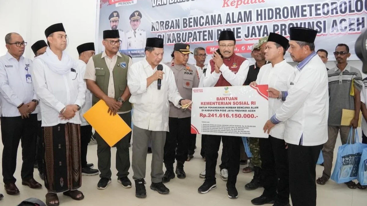 Ketua Satgas PRR Tito Karnavian dan Mensos Saifullah Yusuf saat serahkan Bantuan Jaminan Hidup