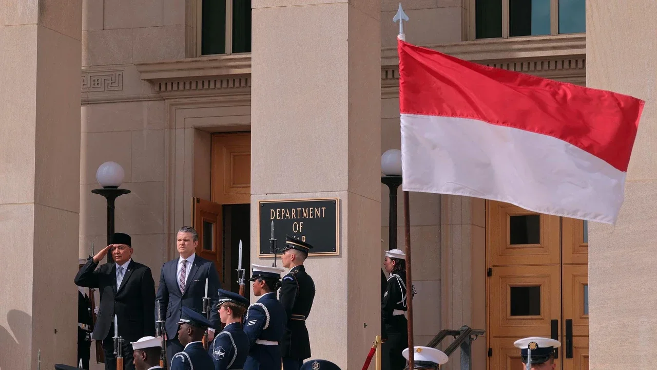 Menteri Pertahanan Indonesia Sjafrie Sjamsoeddin dan Menteri Perang  AS Pete Hegseth saat upacara penghormatan di Pentagon di Washington, DC, Amerika Serikat, Senin (13/04/2026).