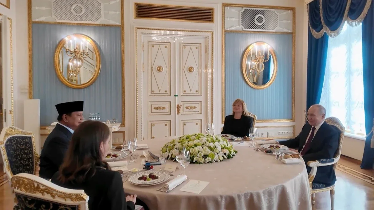 Prabowo Beri Cendera Mata Vas Bunga Bercorak Batik dan Miniatur Borobudur ke Putin, Ini Maknanya