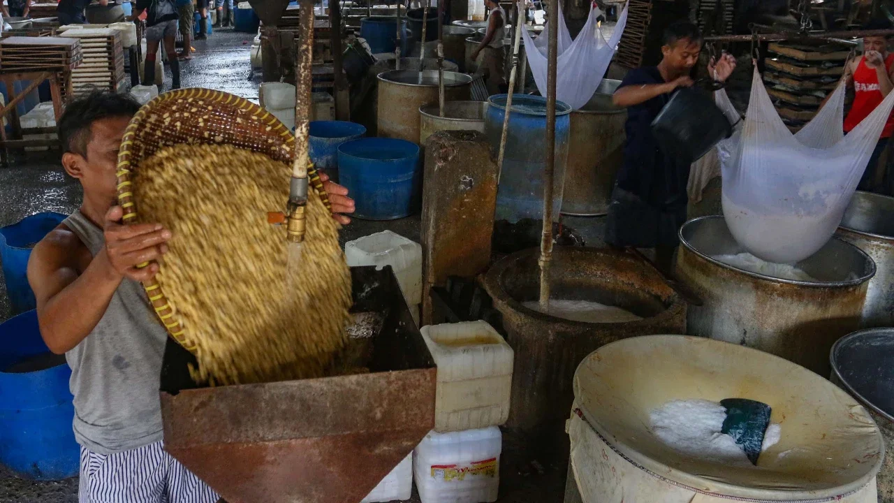 Perajin menyelesaikan pembuatan tahu di Duren Tiga, Jakarta Selatan, Selasa (14/04/2026).