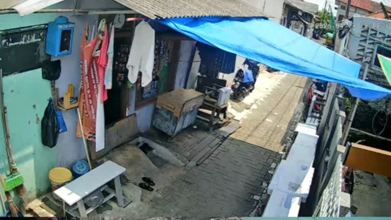 Viral Detik-Detik Maling Masuk ke Rumah Kontrakan yang Terbuka