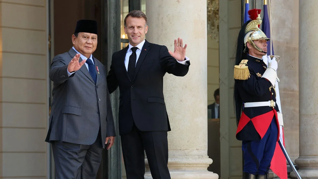Presiden Prabowo Subianto disambut Presiden Prancis Emmanuel Macron di Istana Kepresidenan Elysee di Paris, Selasa (14/04/2026).